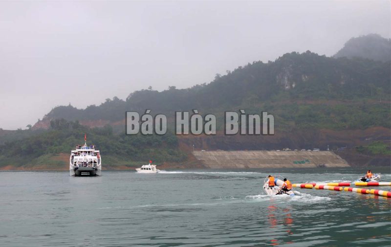 Du thuyền của Công ty CP Du lịch Hòa Bình đón khách khám phá hồ Hòa Bình.