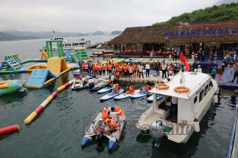 Khu du lịch hồ Hòa Bình đang thu hút các doanh nghiệp đầu tư phát triển du lịch chất lượng cao, phục vụ nhu cầu du khách. Ảnh chụp tại khu du lịch sinh thái Suối Hoa (Tân Lạc), tháng 4/2021.